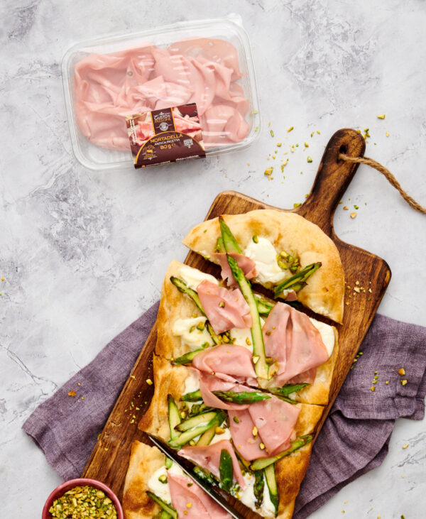 Pinsa con aspargi, mortadella e burrata SuperSigma